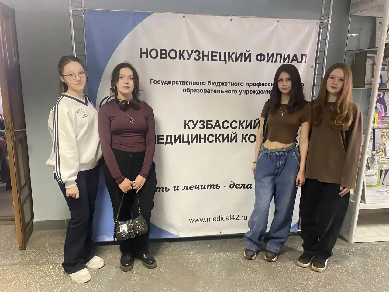📌 Профориентация в действии! Старшеклассники нашей школы посетили День открытых дверей в Кузбасском 