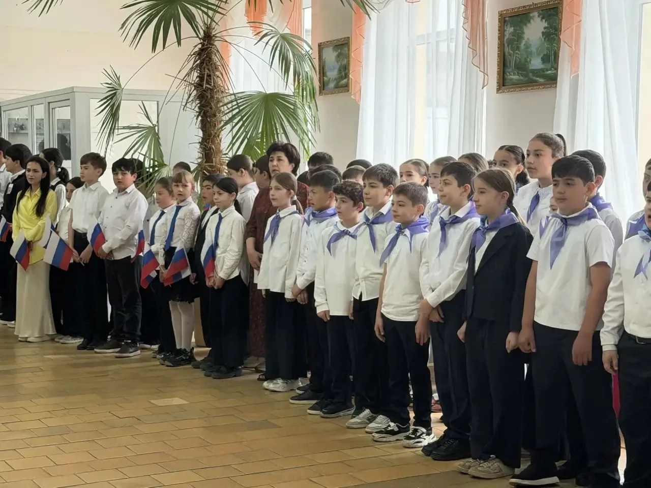 🗓️ Утро 25 мая в лицее по традиции началось с торжественной линейки, церемонии выноса Государственно