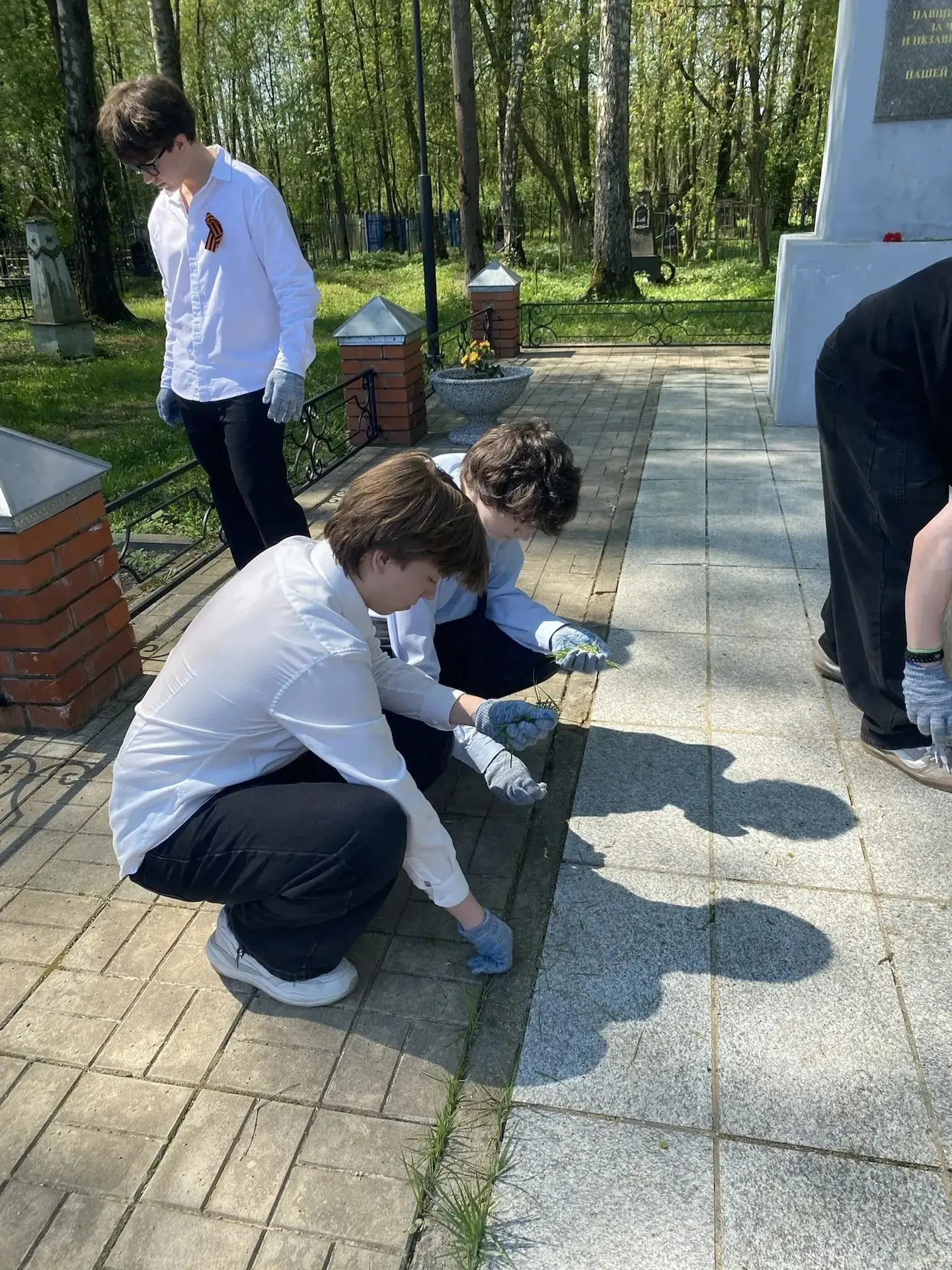 В рамках марафона "Наследники Победы" в преддверии праздника 9 мая, волонтеры МБОУ "Лицей Климовска"