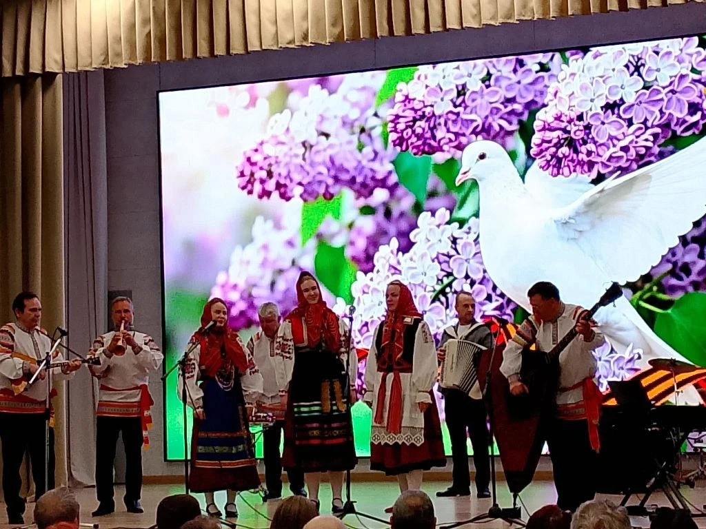 «В каждом звуке – память, в каждом сердце – благодарность...» 🎶🧡  Сегодня наша школа №43 стала насто