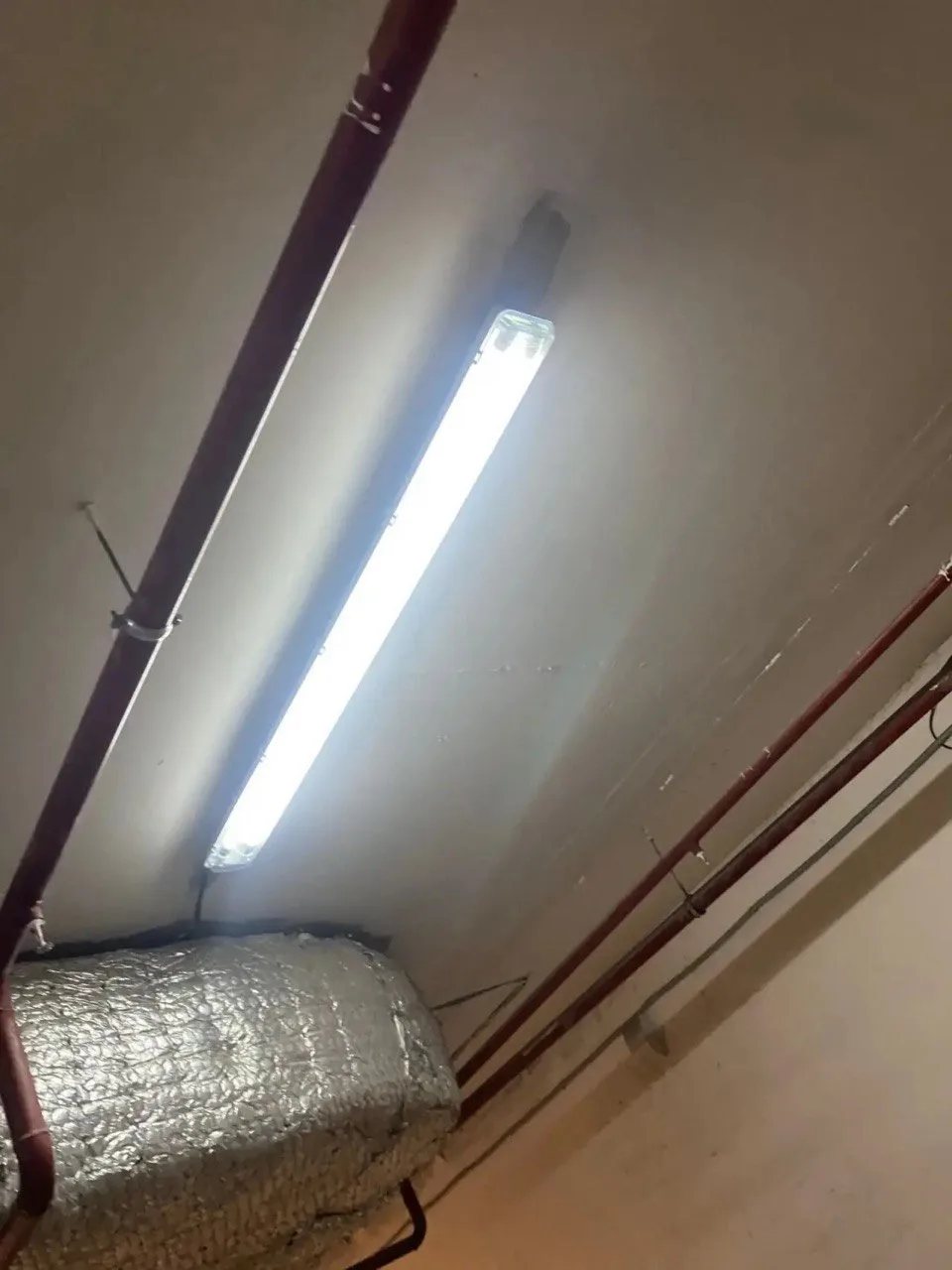 📍По адресу Краснознаменная, д. 27 заменили светильники и лампы на -1 и -2 этажах, а та...