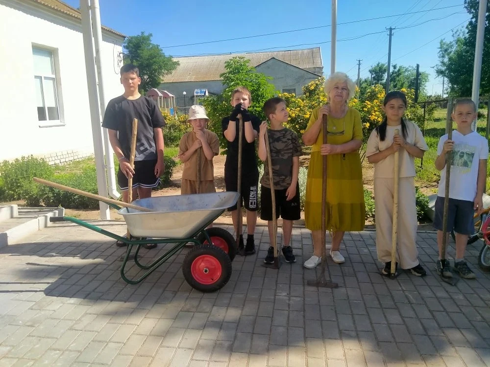 🌱 Вторая неделя первой смены отработки на пришкольном участке началась!