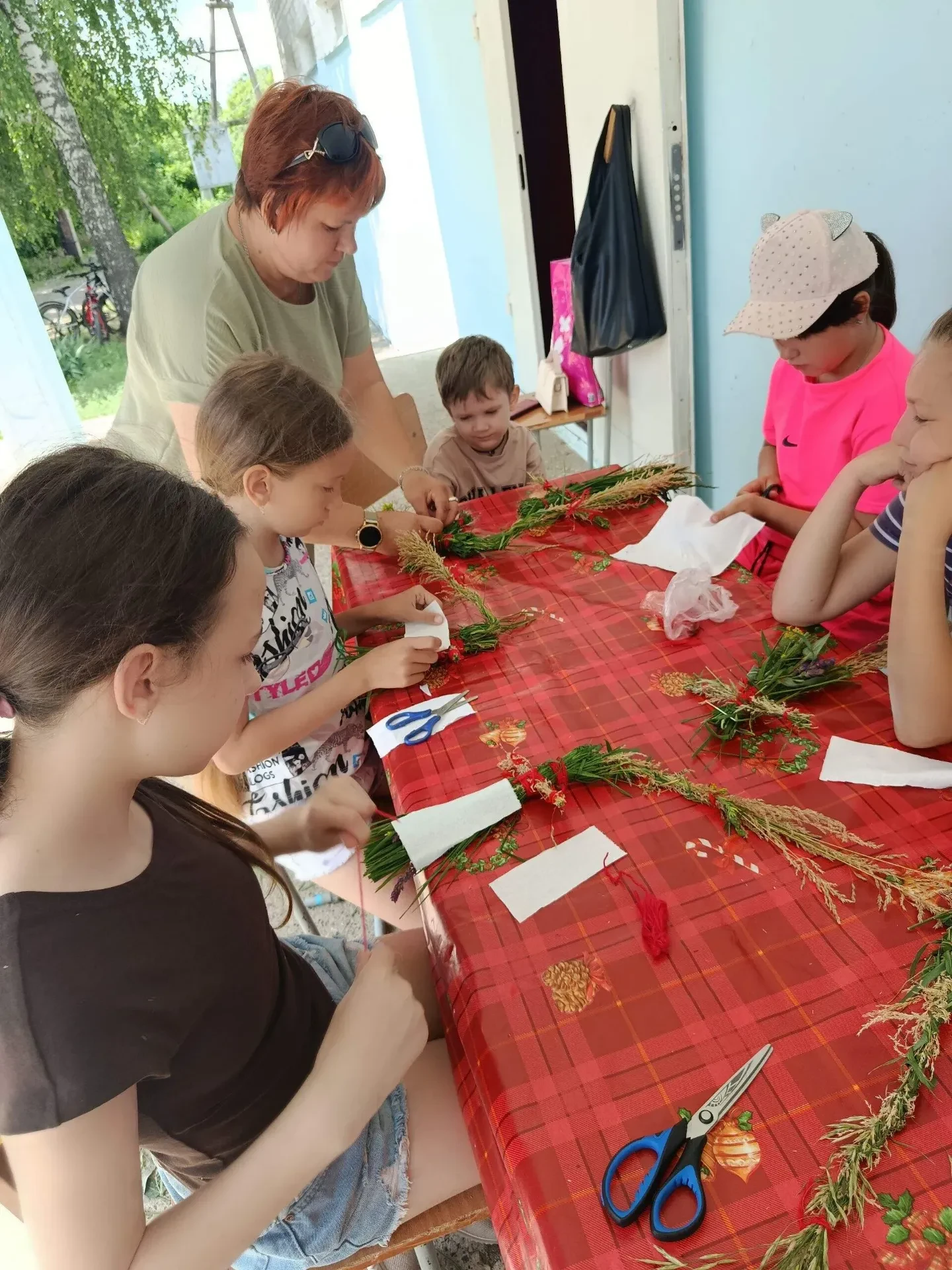 🌿 В Умётовском СДК прошёл увлекательный мастер-класс по созданию обереговой куклы из травы

Целью е