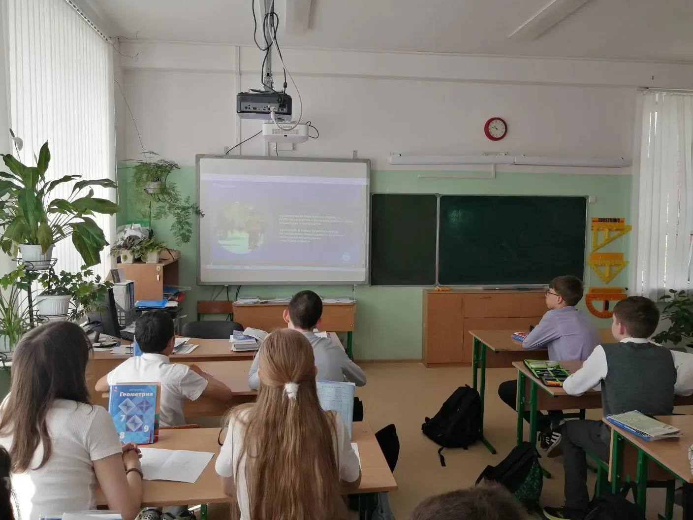 📢 В преддверии летних каникул в нашей школе прошли классные часы, посвящённые безопасности во время 