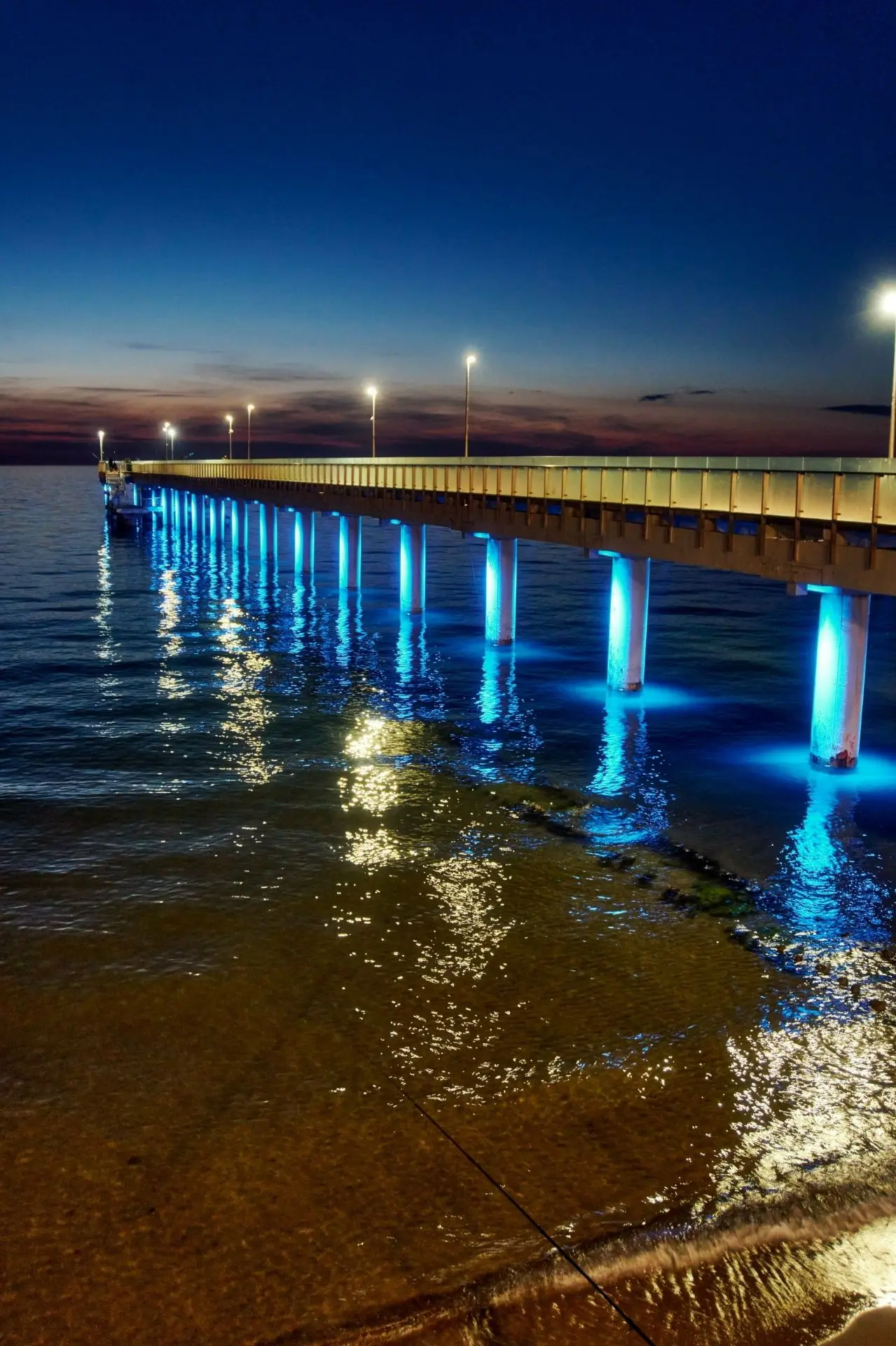 На только что открывшимся пирсе в Зеленоградске появилась новая подсветка ✨🌊