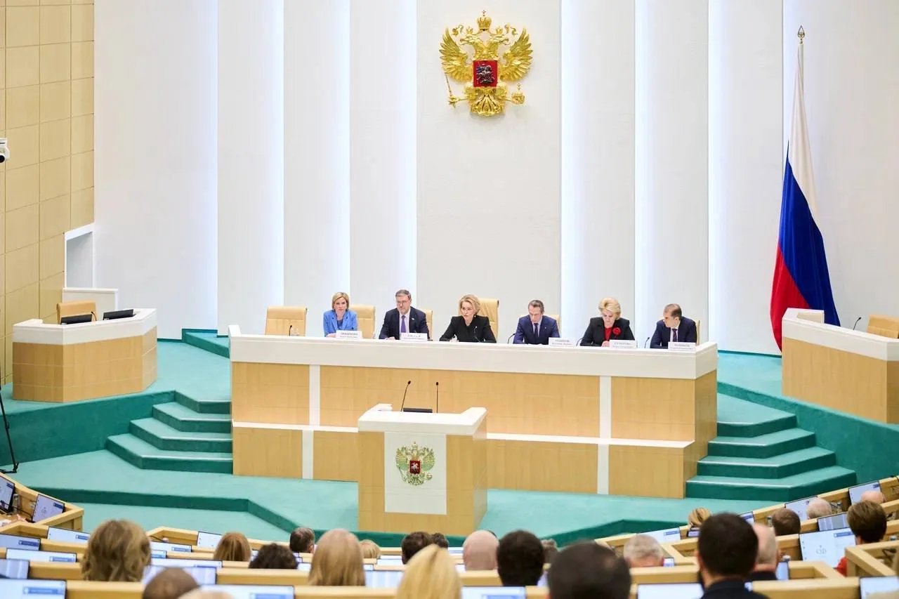 Приняла участие во встрече с деятелями театрального искусства  Мероприятие провела Председатель Сове