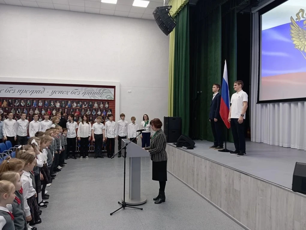 🇷🇺 Почётный караул у Государственного флага России и исполнение гимна - начинаем заключительную учеб