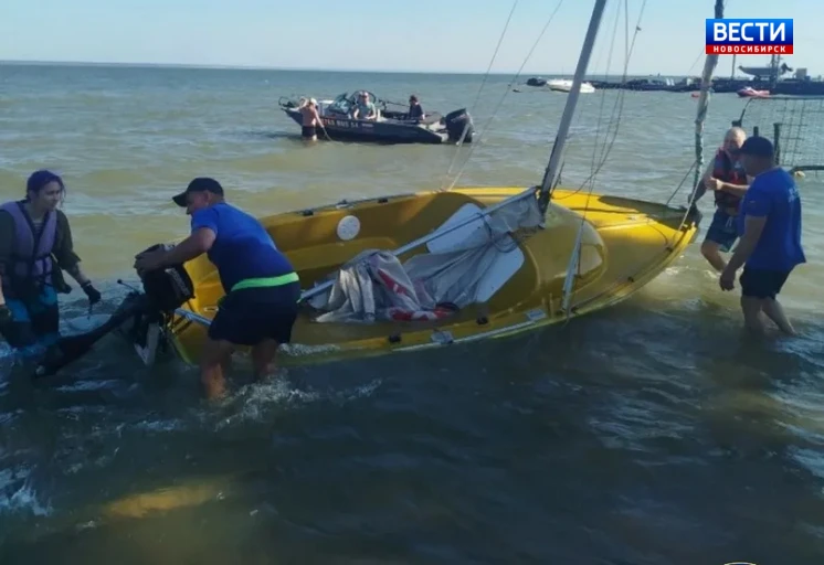 🚣 Вовремя заметили беду 

Две девушки на каяке с парусом потеряли ход посреди Новосибирского водохр