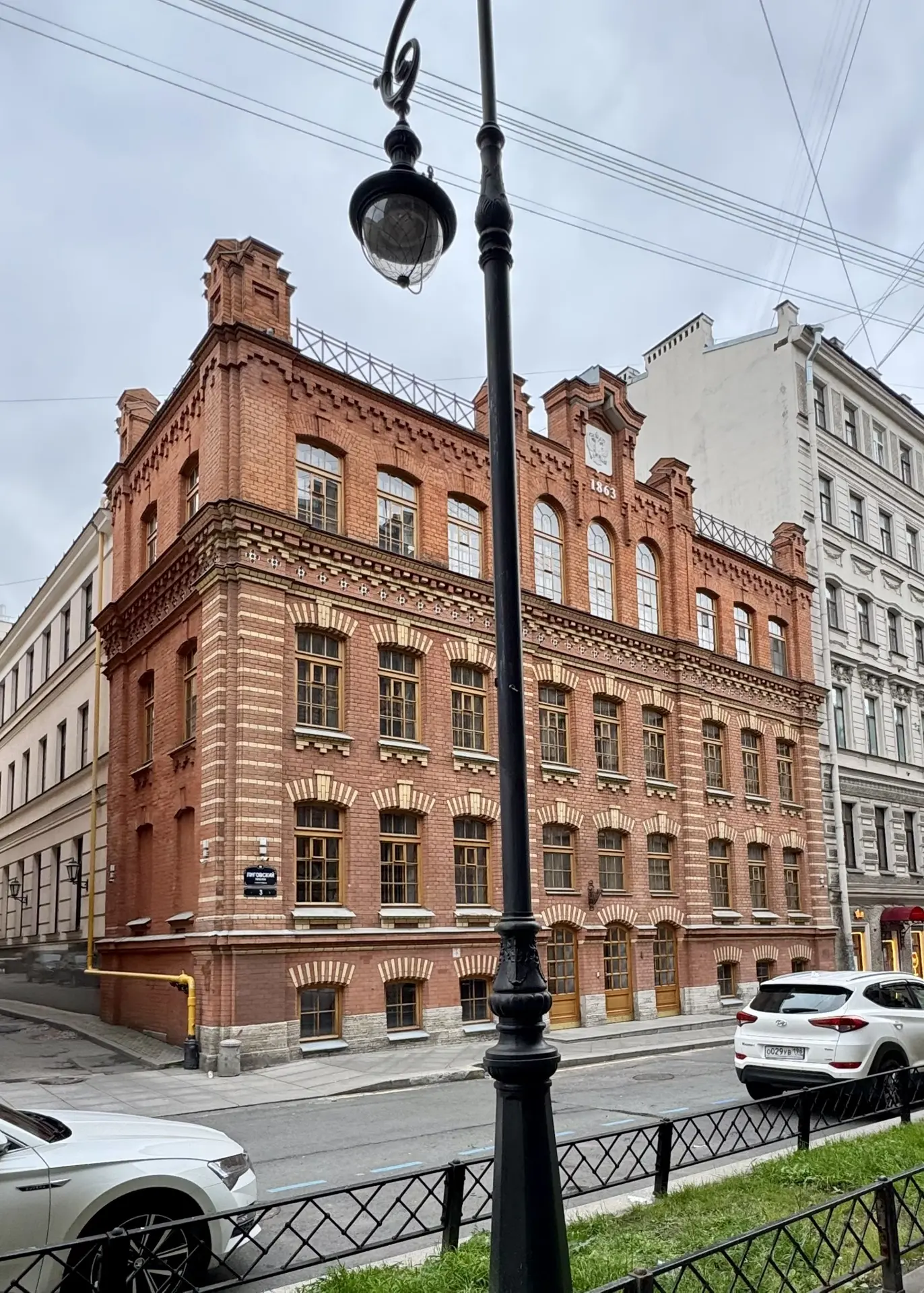Раньше мне очень не нравились здания из красного кирпича. Мне они казались ненадежными....