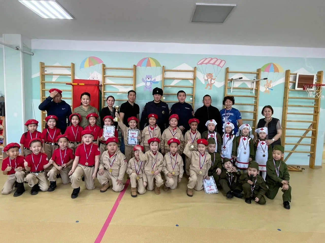 Олунньу 17 күнүгэр Хара нэһилиэгэр, "Кэрэчээн" уһуйааҥҥа КМО - нан, Военный смотр строя...