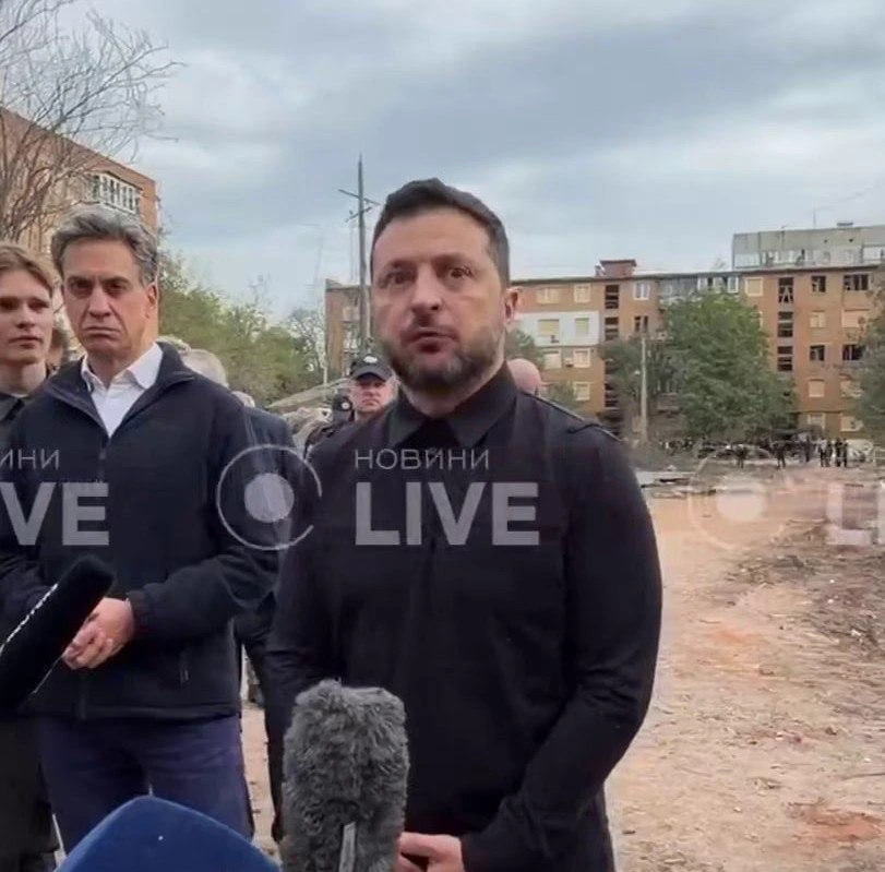 Зеленский сорвался на фоне ударов по мостам, отзыва южнокорейского посла с Украины и за...