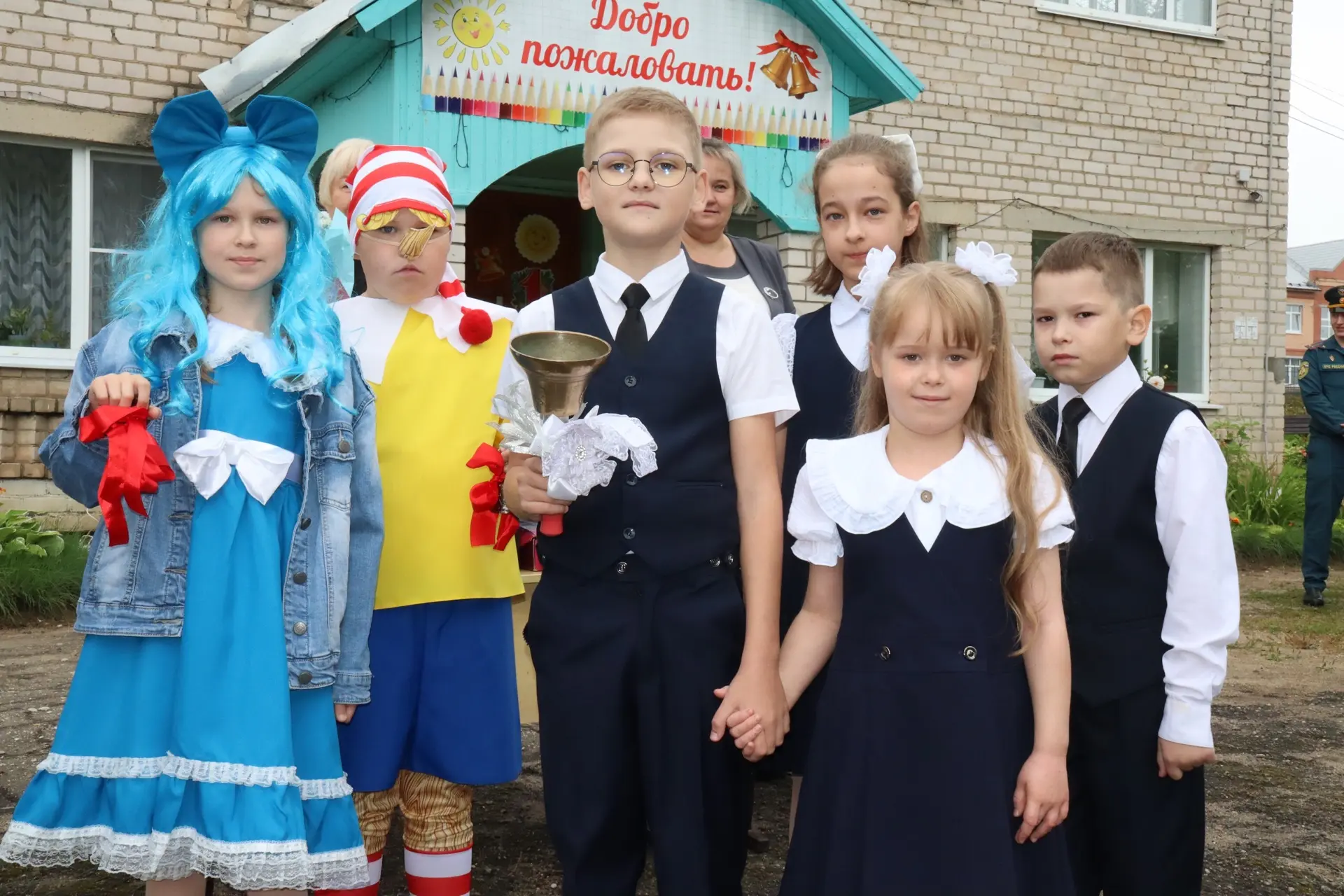 🔔Яркие букеты, нарядные ученики и радостные улыбки — сегодня в школах Нюксенского окру...