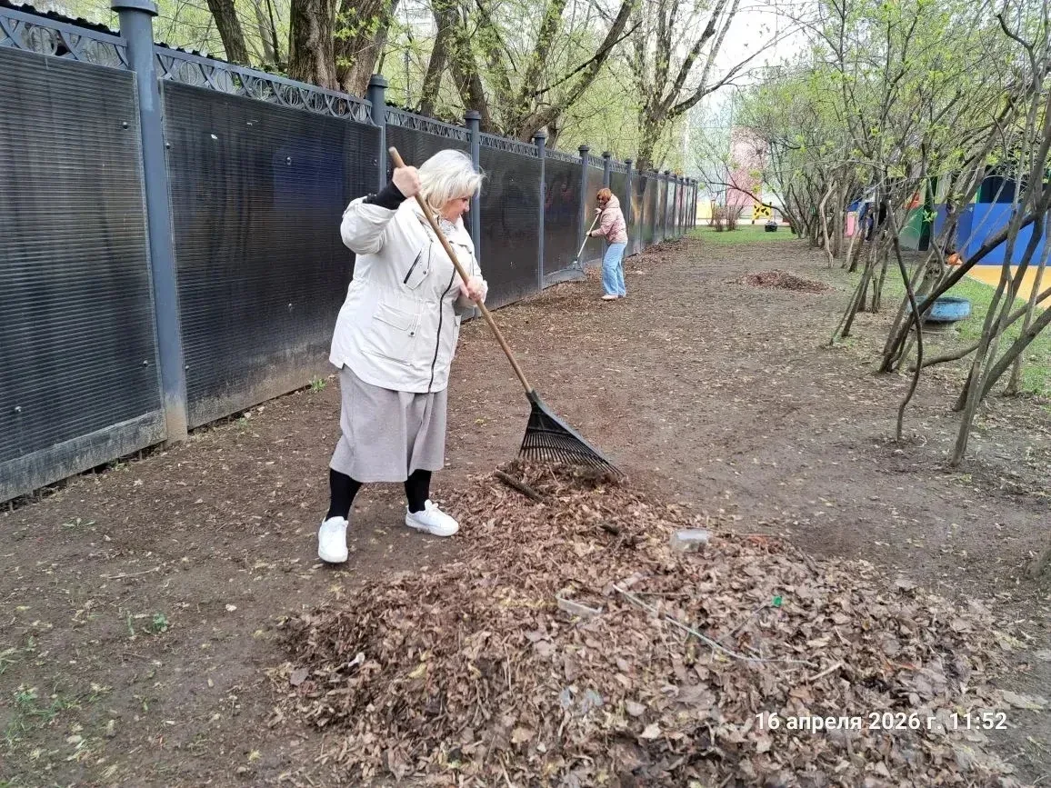 Городской субботник  Как только выглянуло солнце, на свой участок вышли дошколята и их воспитатели. 
