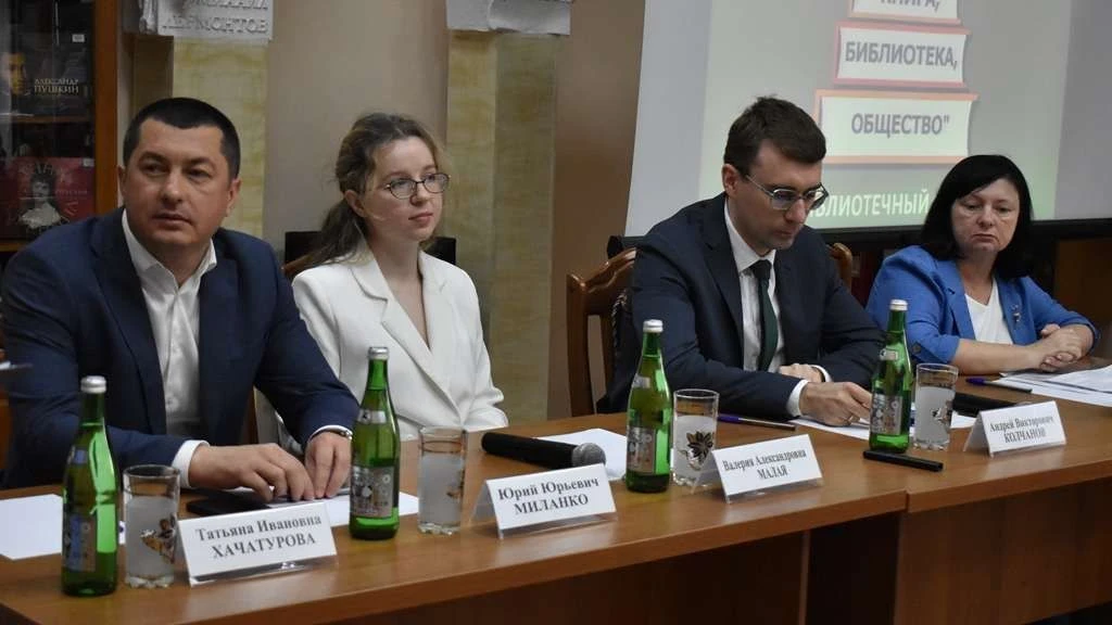 Заместитель директора МКУК "ЦБС" Елена Григорьевна Ионина выступила с докладом «Реализация социально