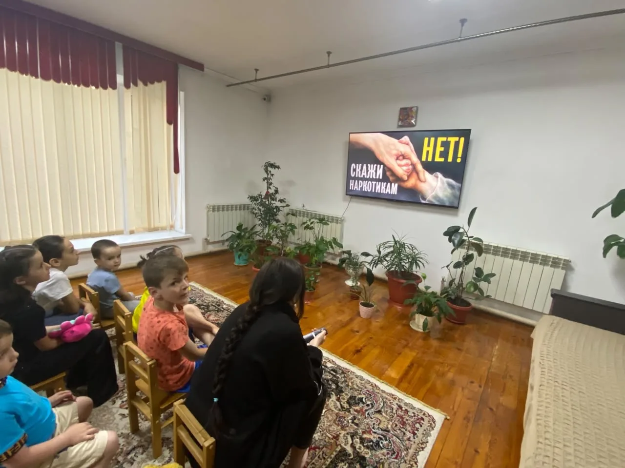 👩‍🏫Воспитатель Алиева Р.Т.организовала просмотр  видео-роликов  на тему: «О вреде наркотиков в жиз