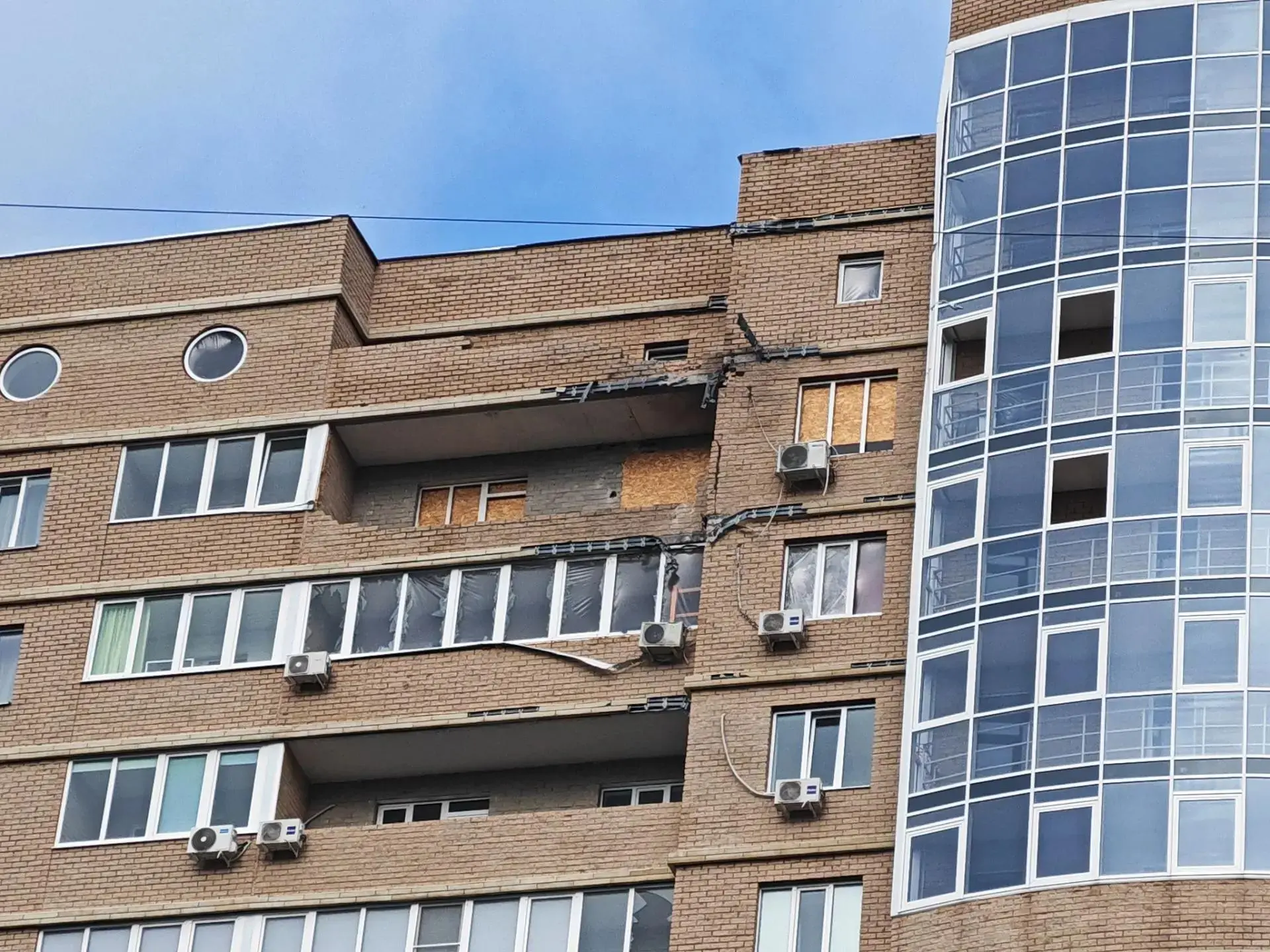 🏠В Курске восстанавливают дома, поврежденные от атак ВСУ

По поручению губернатора Александра Хиншт