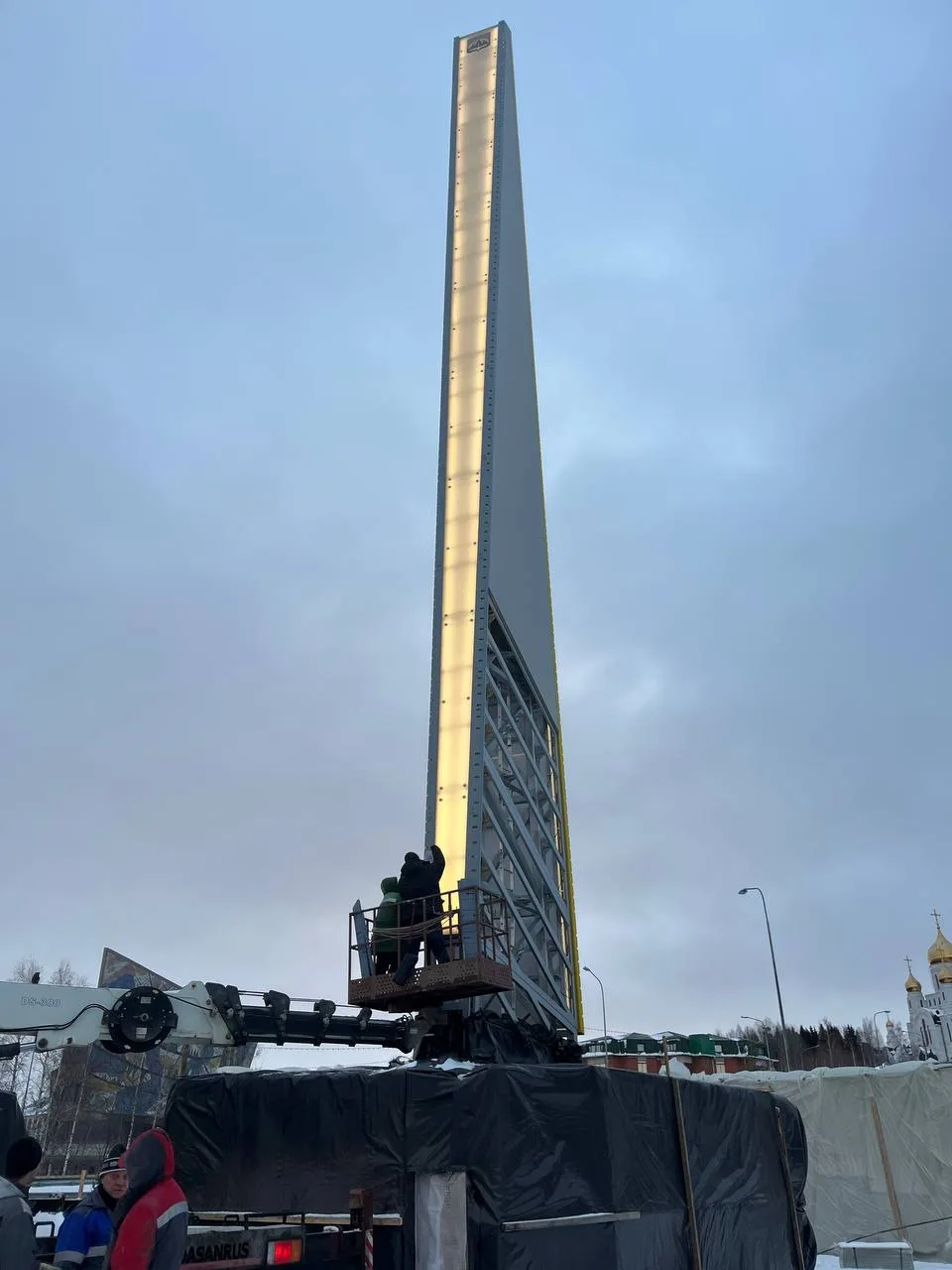 Стела трудовой доблести в Ханты-Мансийске продолжает обретать свои очертания — делимся ...