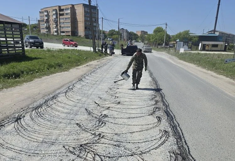 В Хасанском округе завершаются работы по восстановлению изношенных верхних слоев асфальтобетонных по