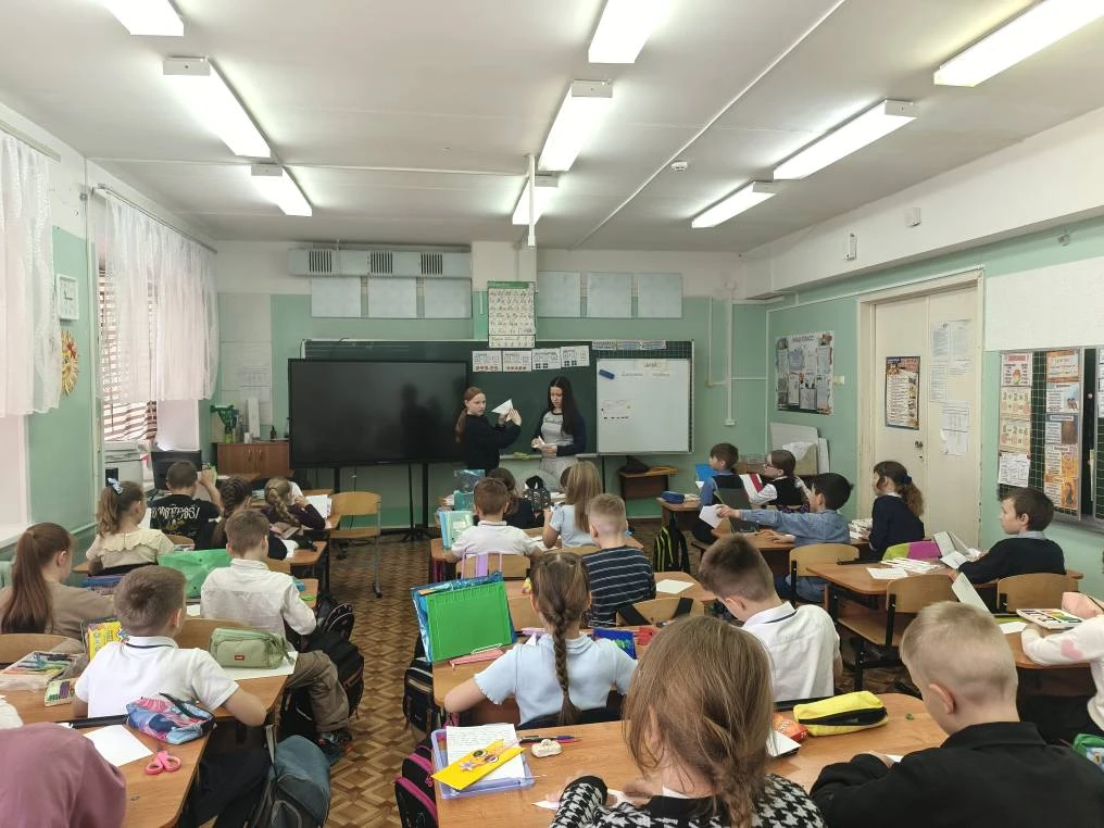 Очень здорово, что 8 мая ребята из 7в класса провели мастер-класс в начальной школе. Сделали своими 