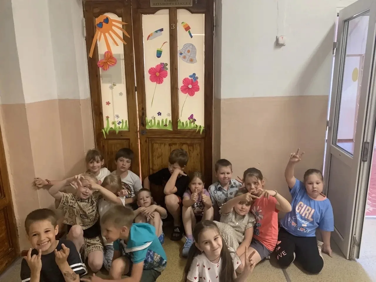 📬 Срочное досье от Школьного домового! (Спойлер: двери больше не узнать) 👻🎨На днях в...