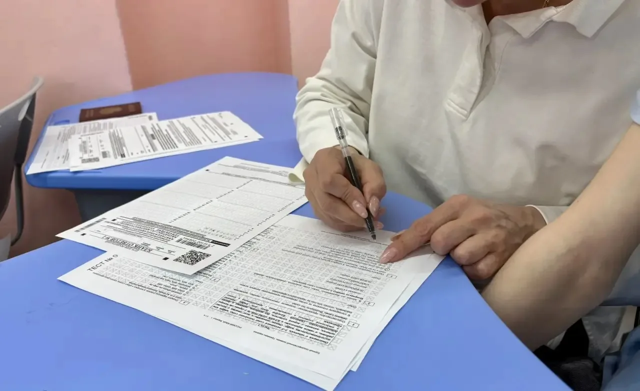 Родители в роли выпускников: в школе №68 прошла акция «Сдаем вместе»! 📝🍎  Как побороть волнение пере