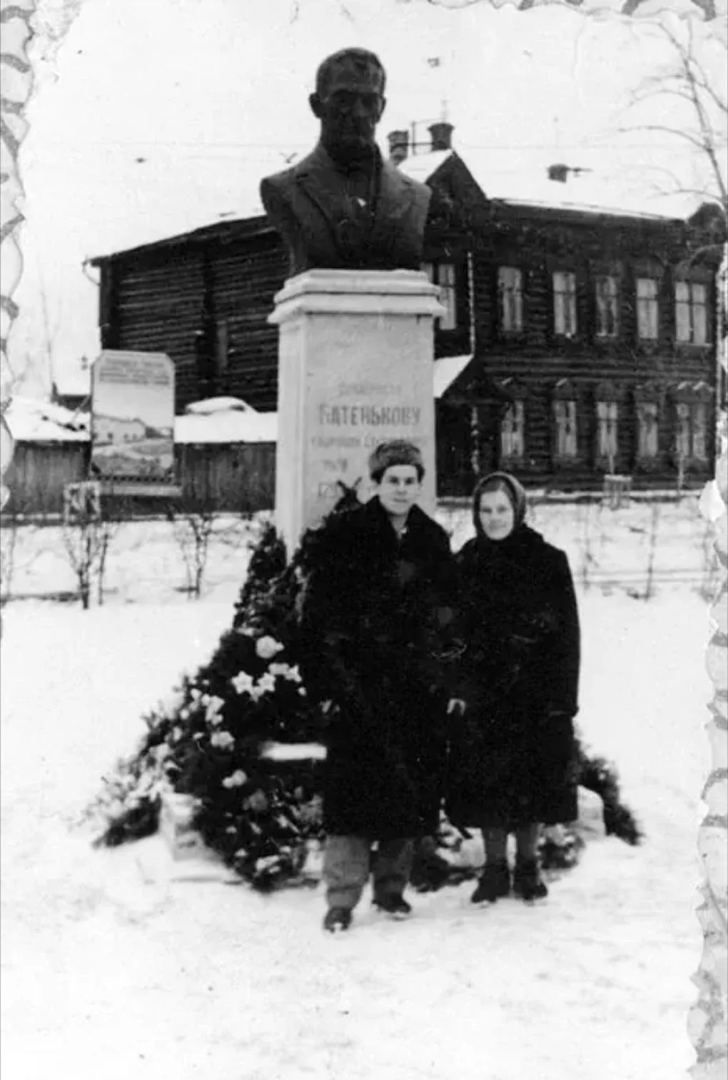 Томичи у памятника Г.С. Батенькову. 1960-е гг