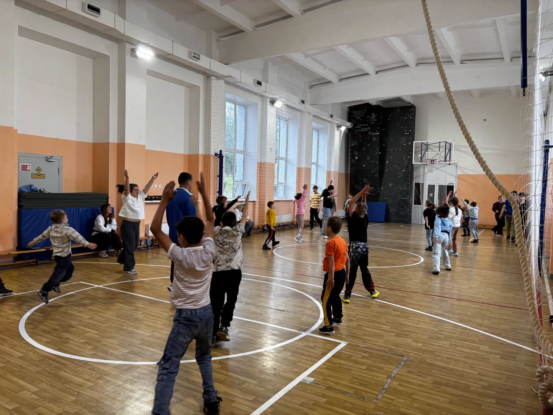 Сегодня утро началось с зарядки в спортзале для всех отрядов 🤸‍♂️ Размялись, взбодрились и настроил