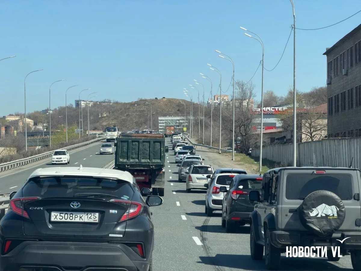 Из-за ДТП в районе Окатовой образовалась гигантская пробка. Плотное движение начинается от улицы Кат