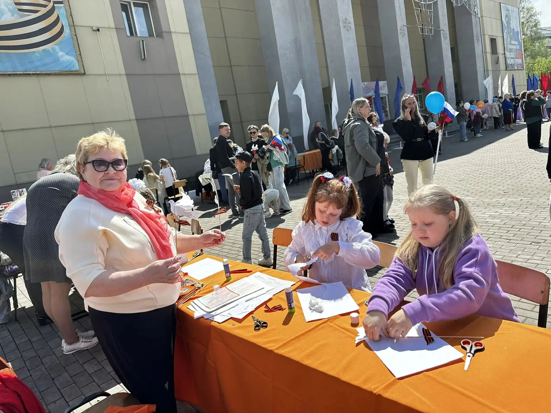 В День Великой Победы на площади ДК "Энергетик" развернулось настоящее творческое пространство. Преп
