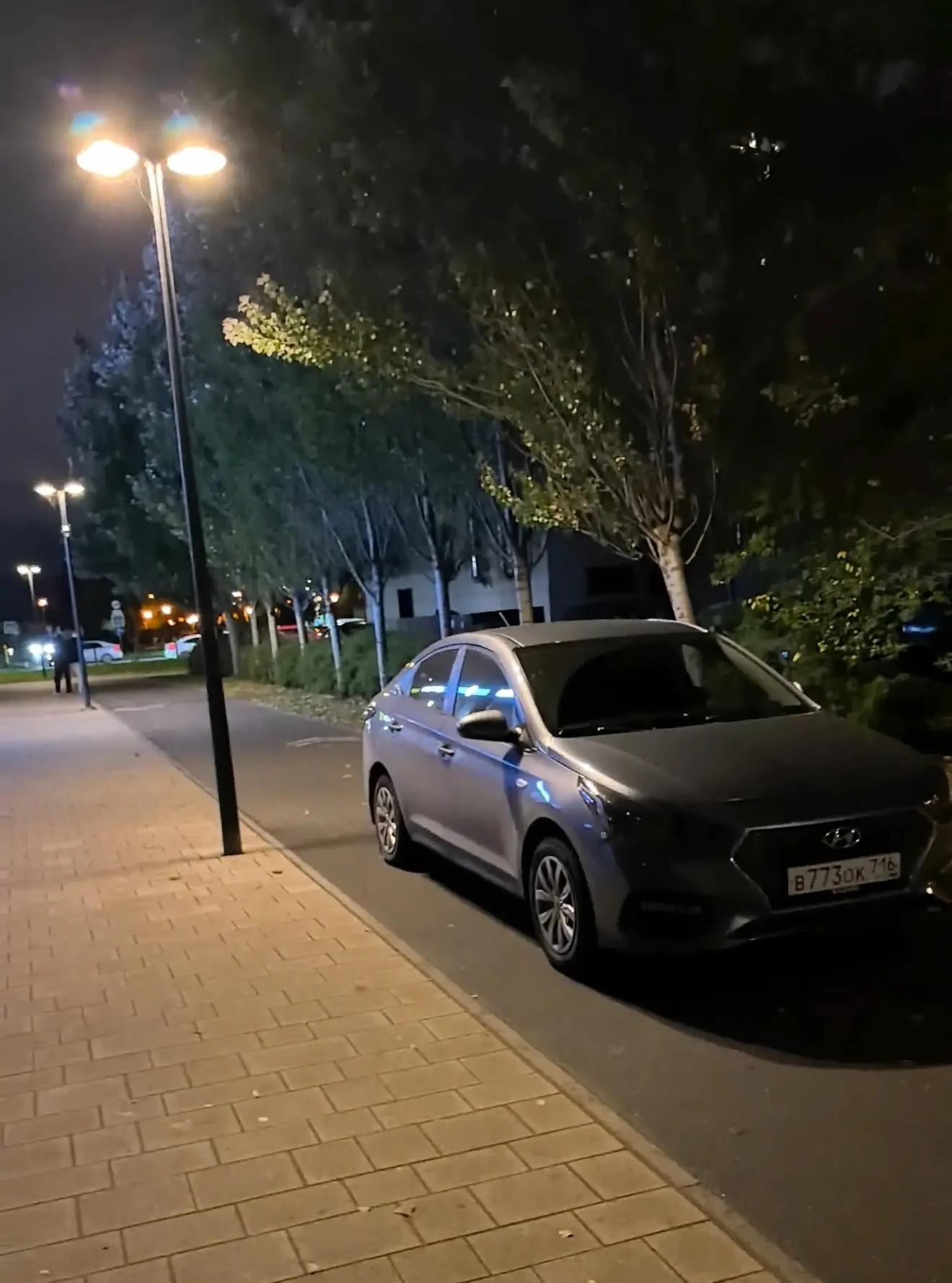 Вот такие личности паркуются прямо по центру велосипедной дорожки в парке Белые цветы, ...