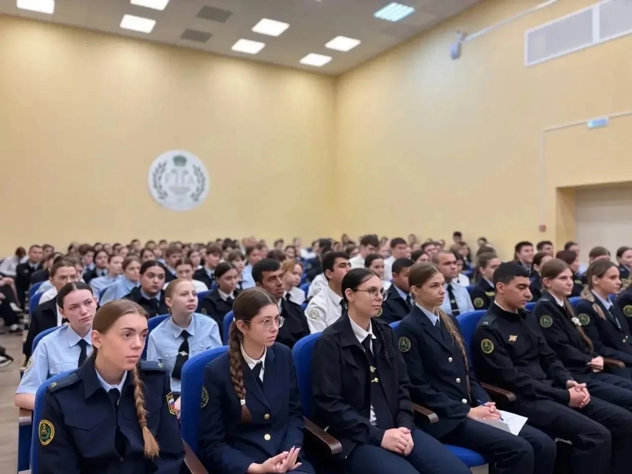 «Неделя большой профилактики»: занятие по борьбе с мошенничеством прошло в ростовском к...
