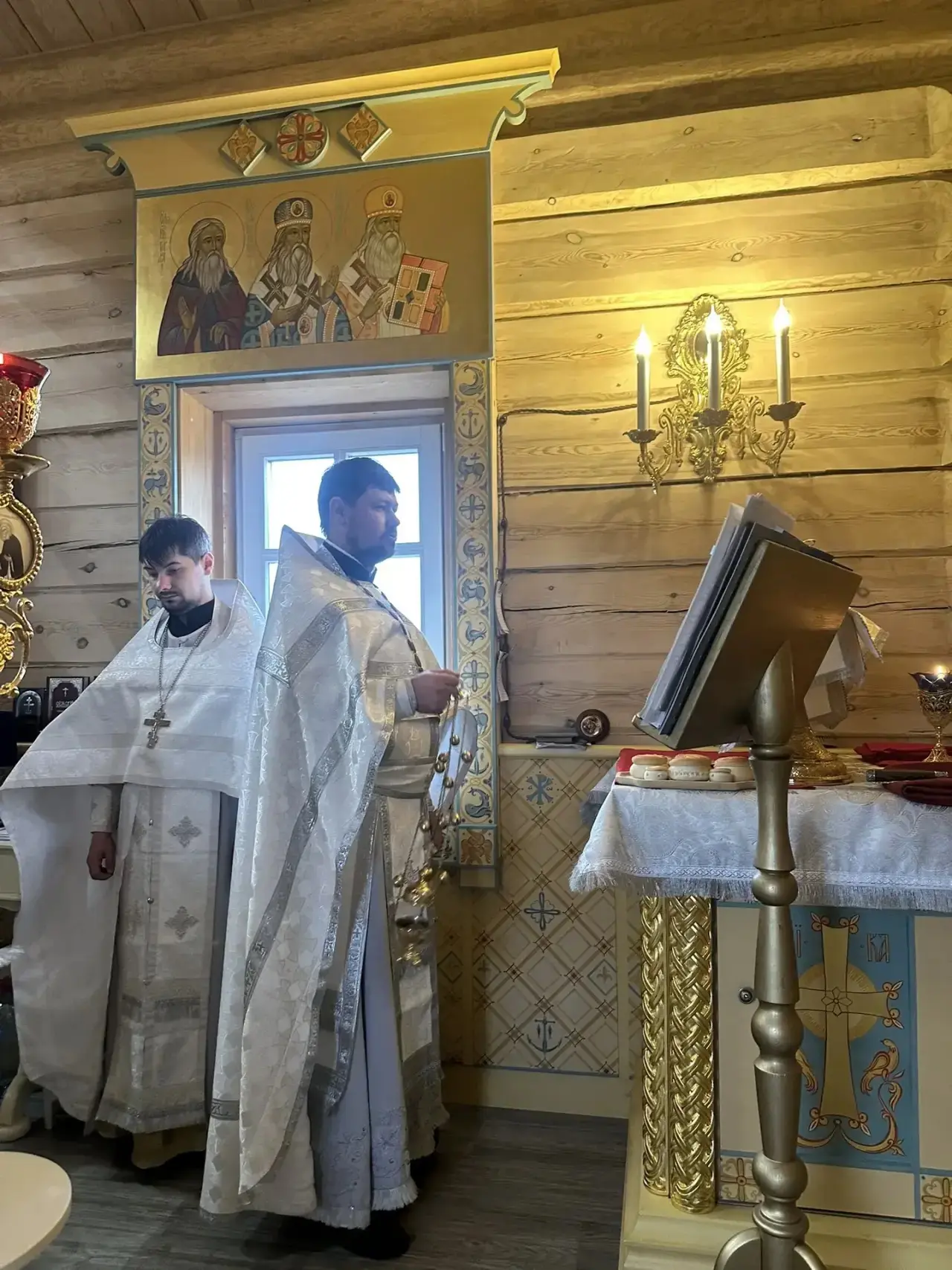 В Свято-Иннокентьевском храме  села Анга Качугского района (родина святителя Иннокентия, митрополита