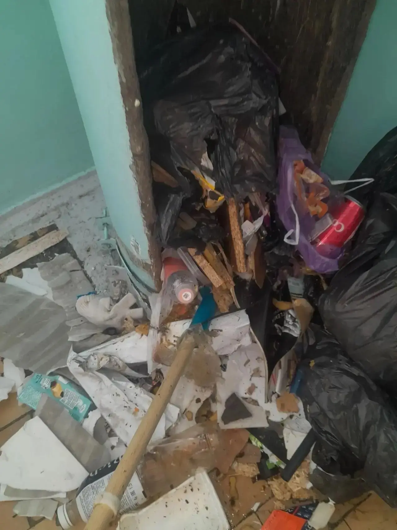 😱Вот что выбросили в мусоропровод жители дома по ул. Ленина, 30. Конечно, мусоропровод...