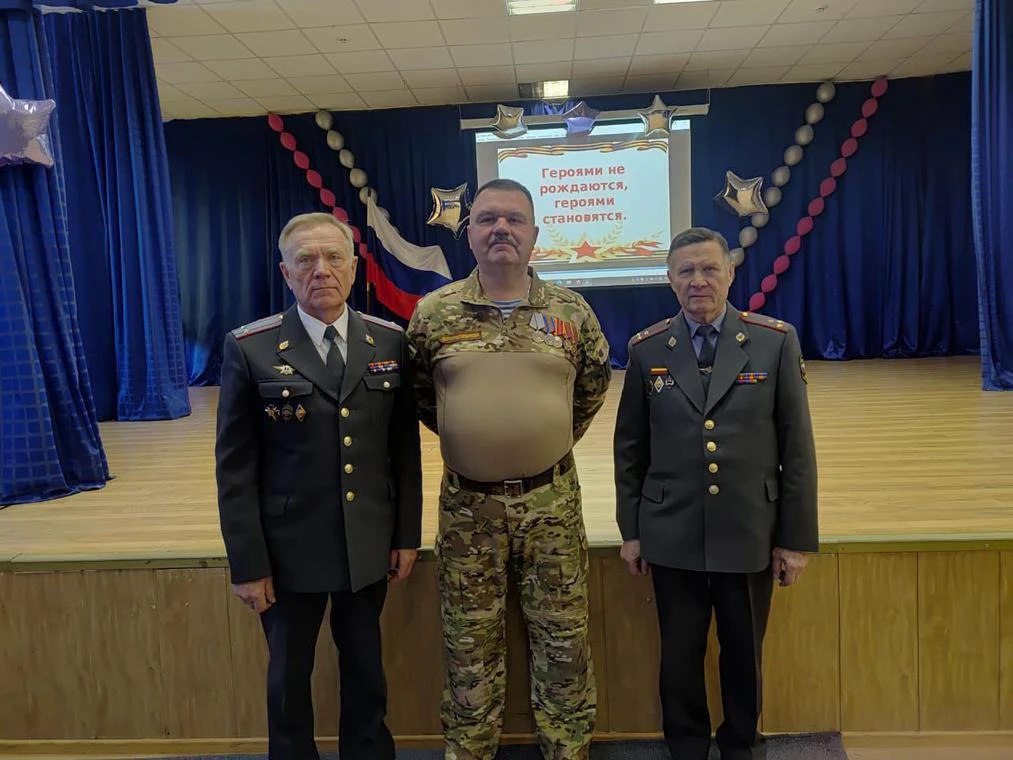 🎖️ 9 декабря в школе №145 прошёл «Урок Мужества», посвящённый Дню Героев Отечества.  👥 В рамках меро