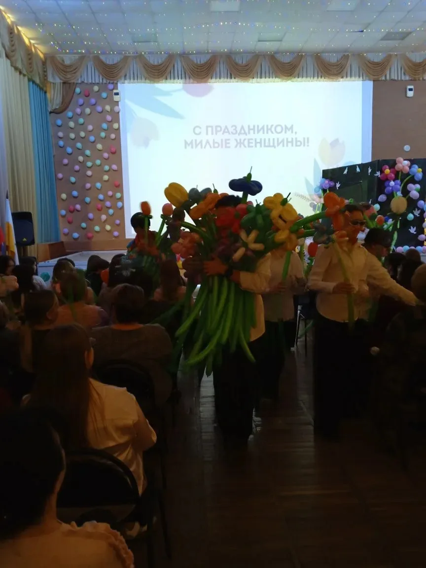 Весенний праздник в стиле «Любовь и голуби» 🕊️💖  6 марта в нашей школе произошло маленькое чудо! В э