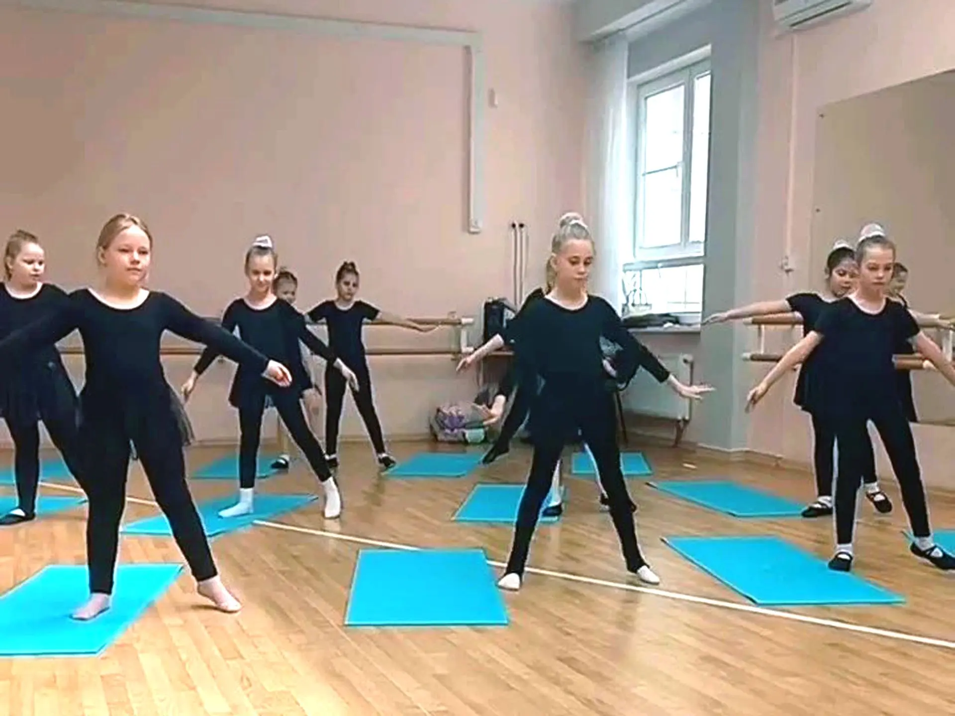 💃 Маленькие звёздочки сцены: успехи «Капелек» ✨  В хореографическом коллективе «Капельки» (младшая г