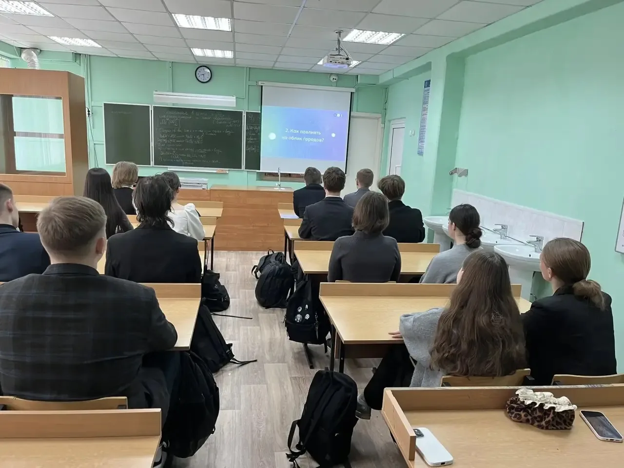📢 «Билет в будущее»: сегодня говорим о комфортной среде  Каждый четверг в нашей школе проходят профо