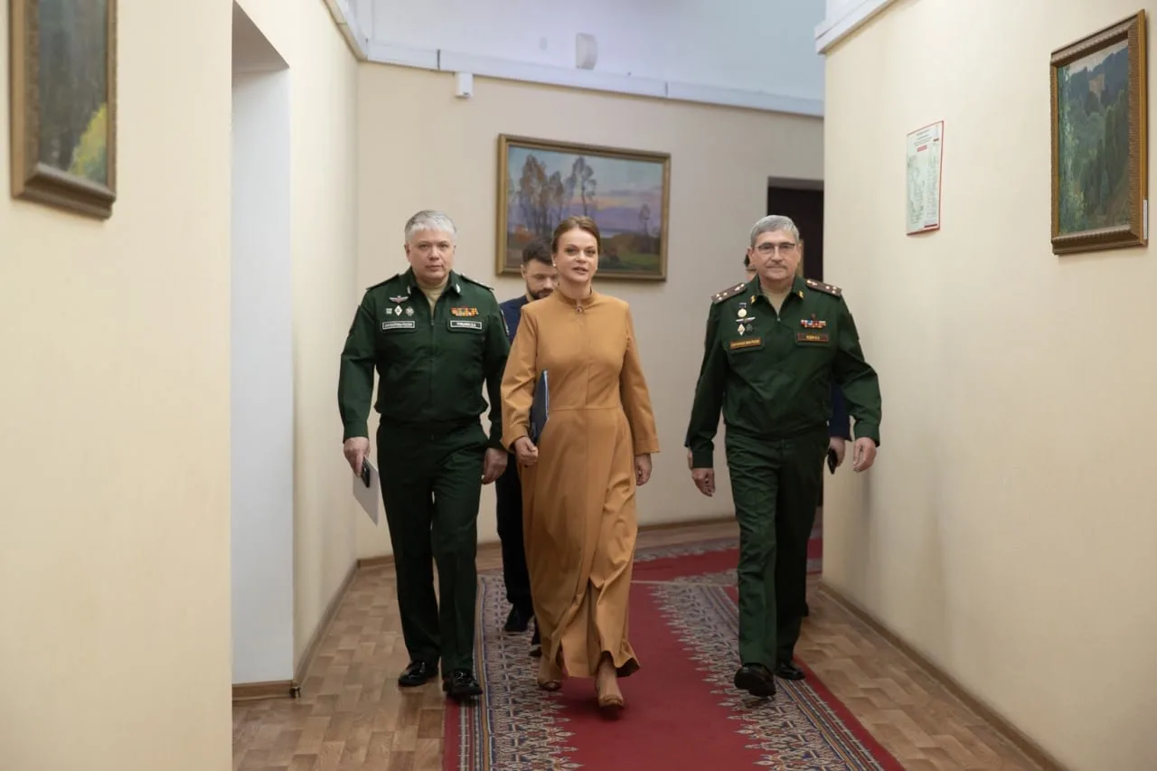 В преддверии Дня Победы поздравила и вручила награды военнослужащим – участникам СВО, проходящим леч