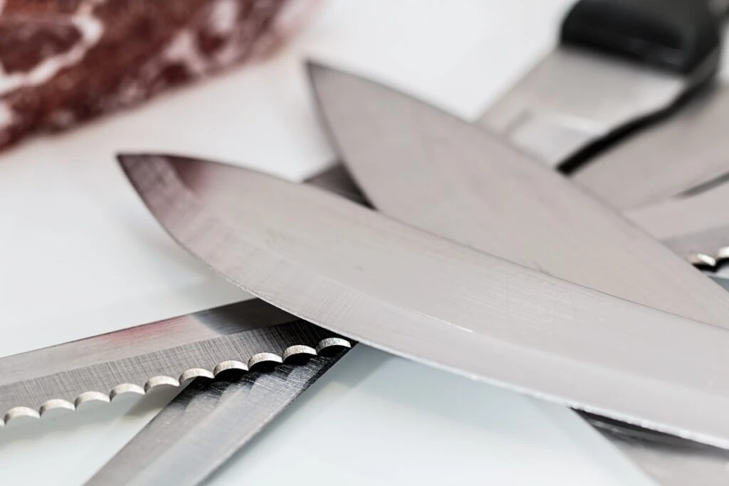 🔪В калужском общежитии мужчина ударил соседа ножом восемь раз. Причина — ссора между знакомой подсу