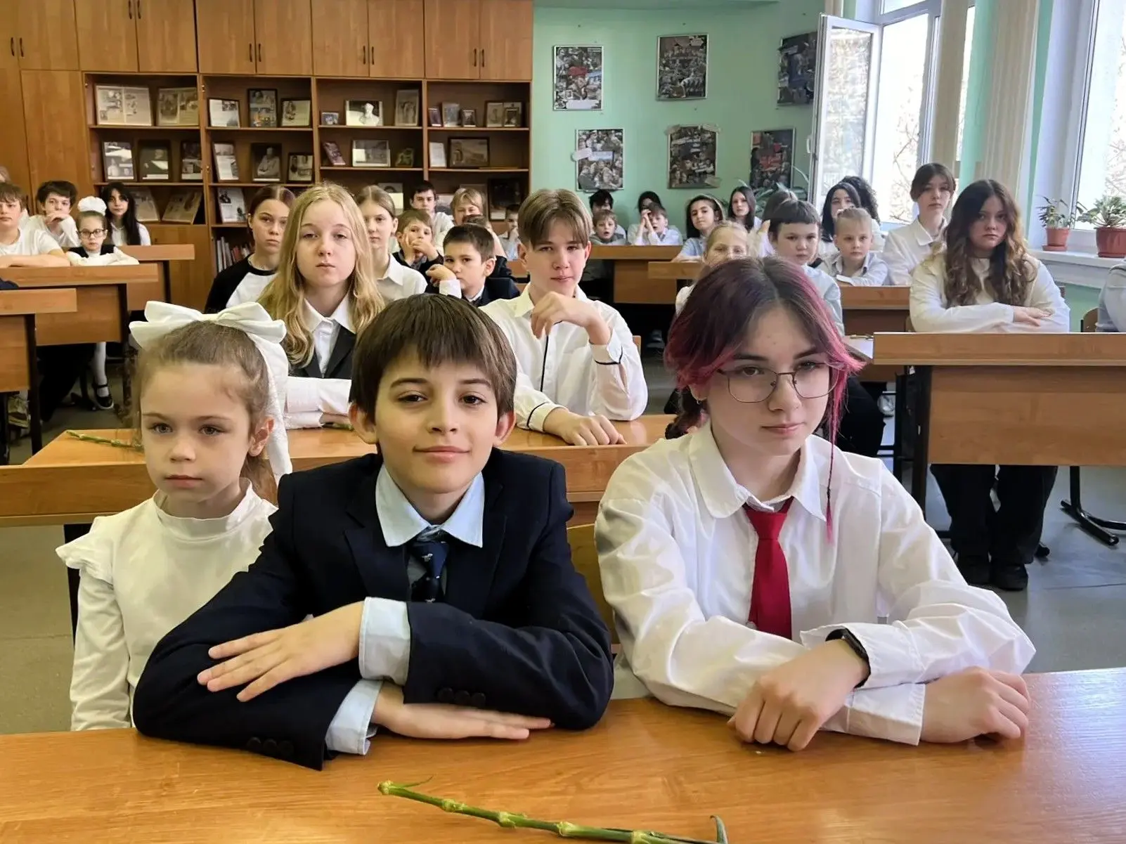 ☑ Торжественное открытие «Парты Героя»  В нашей школе состоялось важное и трогательное событие — мы 