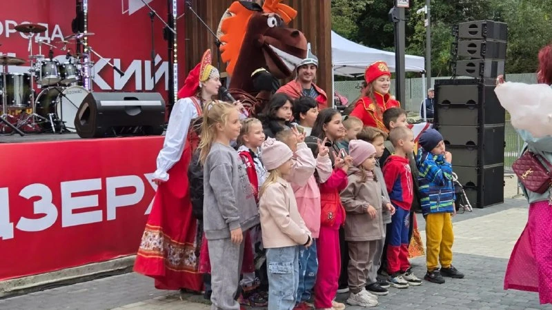 🎭 В сквере имени Громцева продолжается праздничная программа