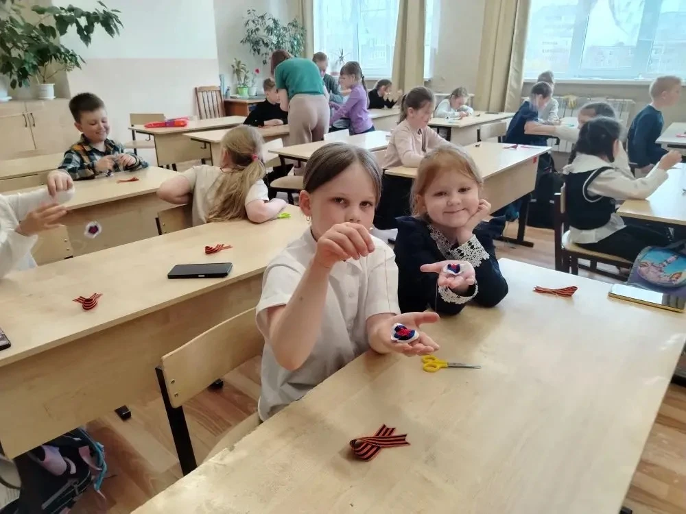 📍 Вчера в 1 Е классе прошëл мастер-класс по изготовлению декоративной броши с использованием символа