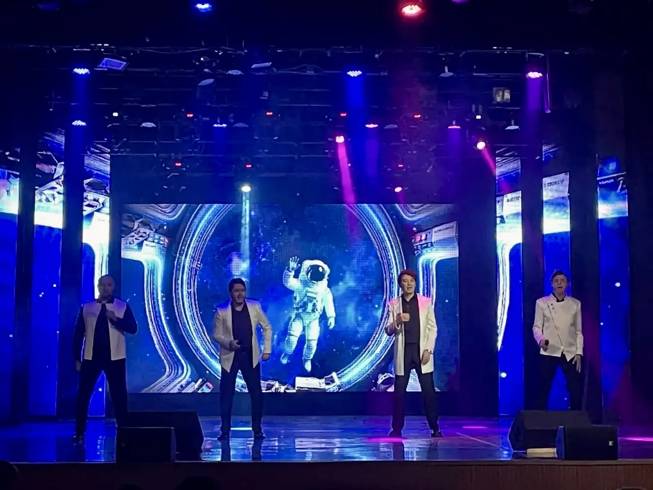 🎶Ученики 8Д, 9Д и 9Г классов окунулись в мир профессиональной музыки, посетив концерт вокального про