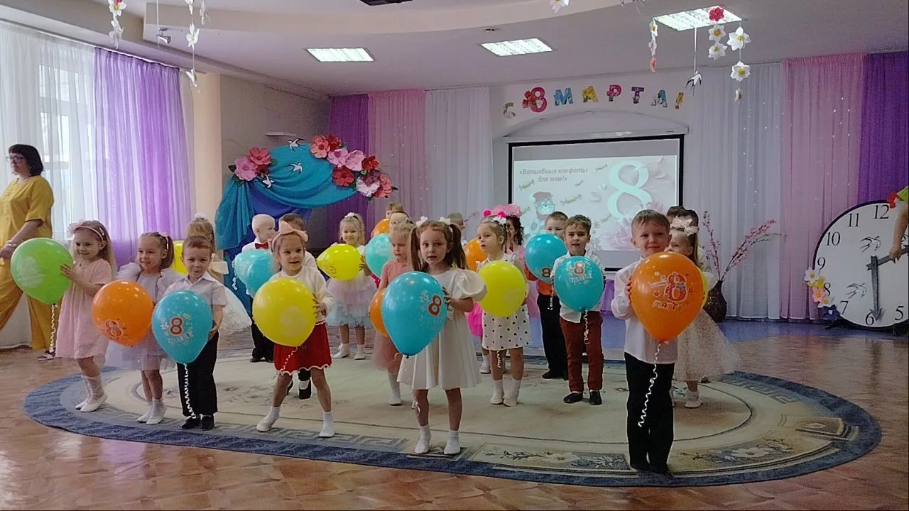 Сегодня в средних группах № 10 и № 13 состоялись  чудесные утренники, посвящённые Между...