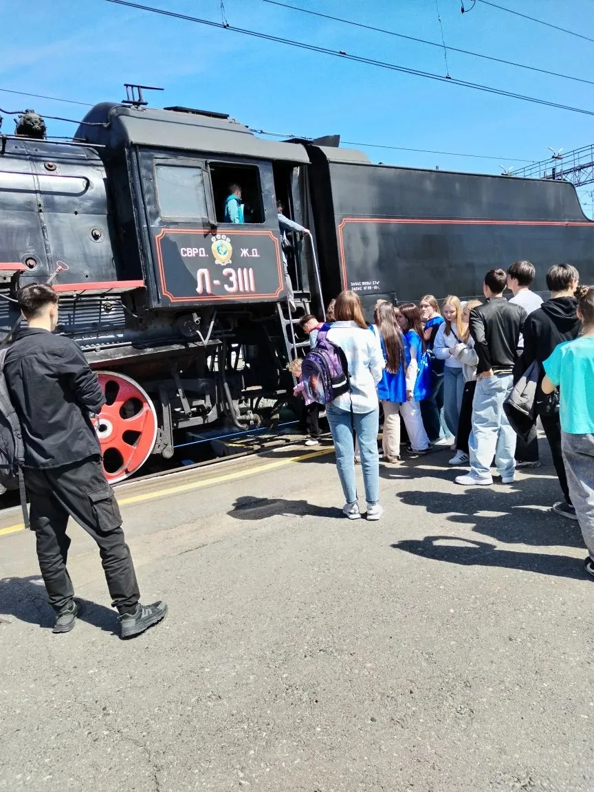 🚂 8А, 8В и 10А — на «Поезде Победы»!  Учащиеся МАОУ СОШ № 5 г. Ишима посетили передвижной музей «Пое