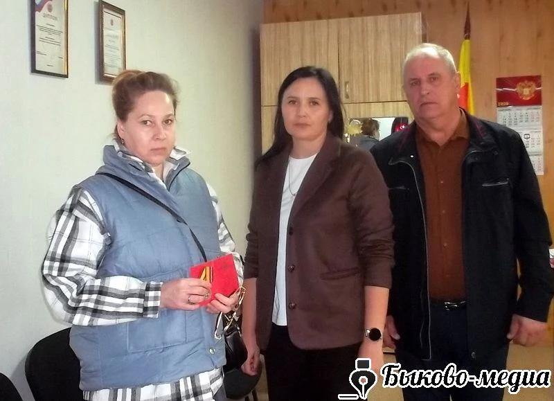 В Побединском сельском поселении передали награду семье погибшего участника СВО | Быков...