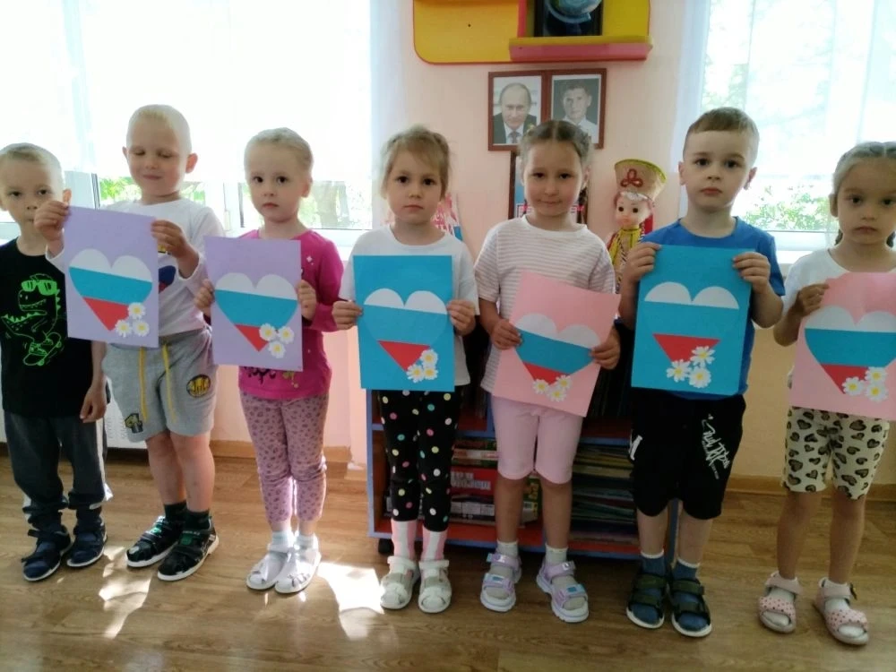 🌟🎉 У нас в средней группе "Котята" настоящая творческая волна! В преддверии Дня России наши малень