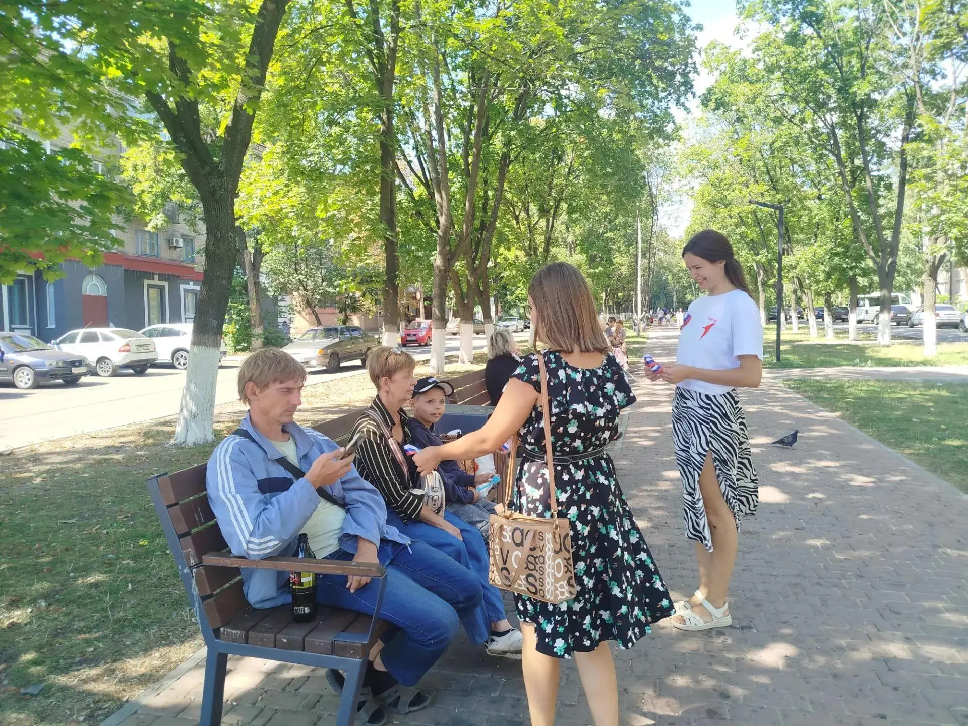 Триколор»: в Ровеньках прошла акция ко Дню Государственного флага РФ 🇷🇺