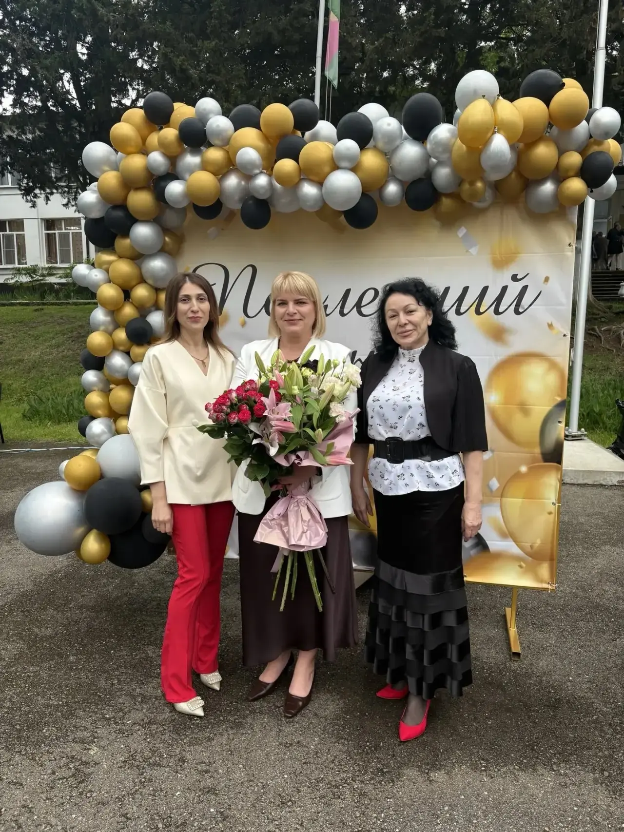 Дорогие выпускники, уважаемые педагоги, родители!
Поздравляю вас с праздником  Последнего звонка!
Дл