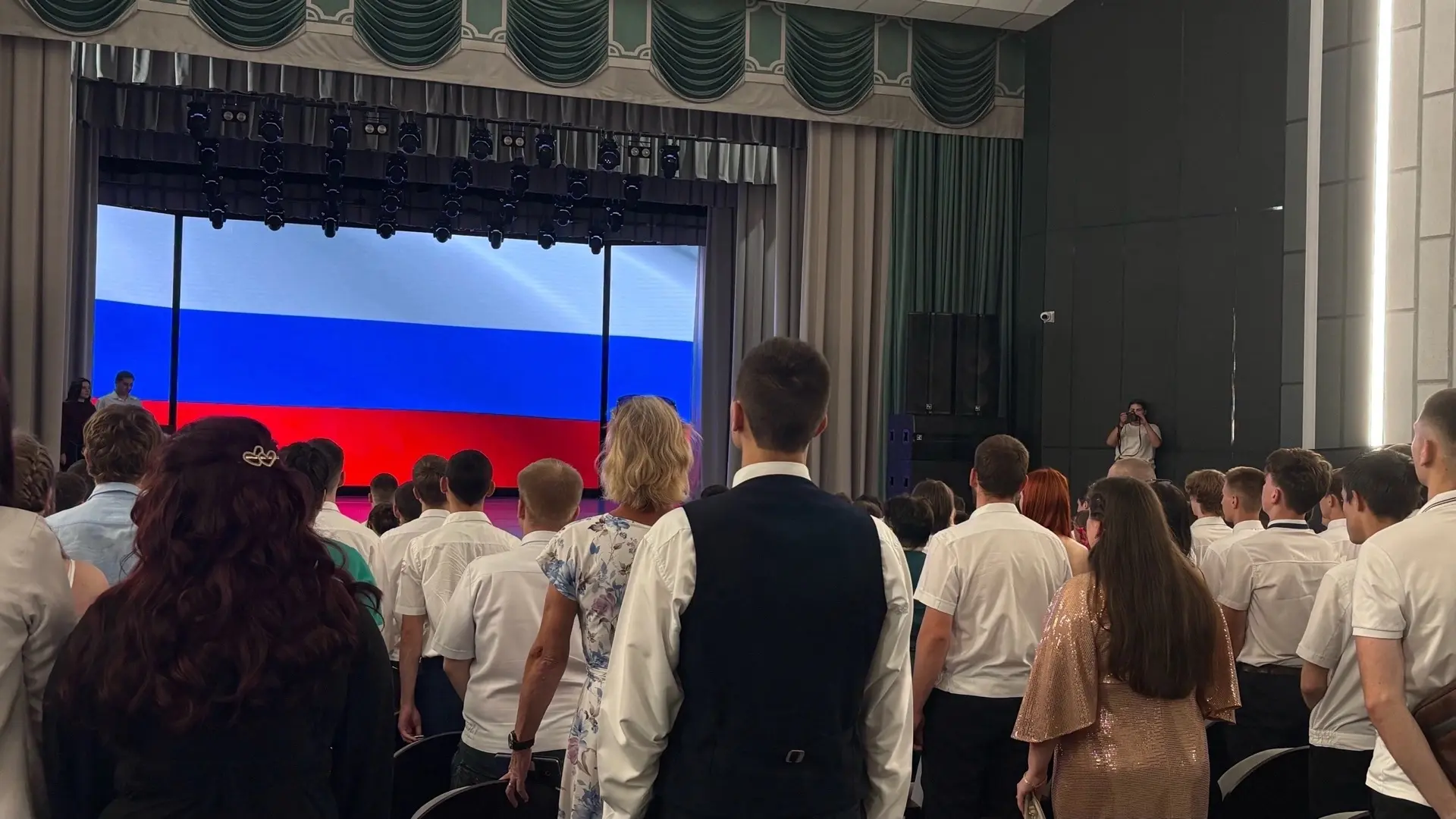 В большом зале районного Дворца культуры состоялось торжественное мероприятие, посвящённое выпуску с